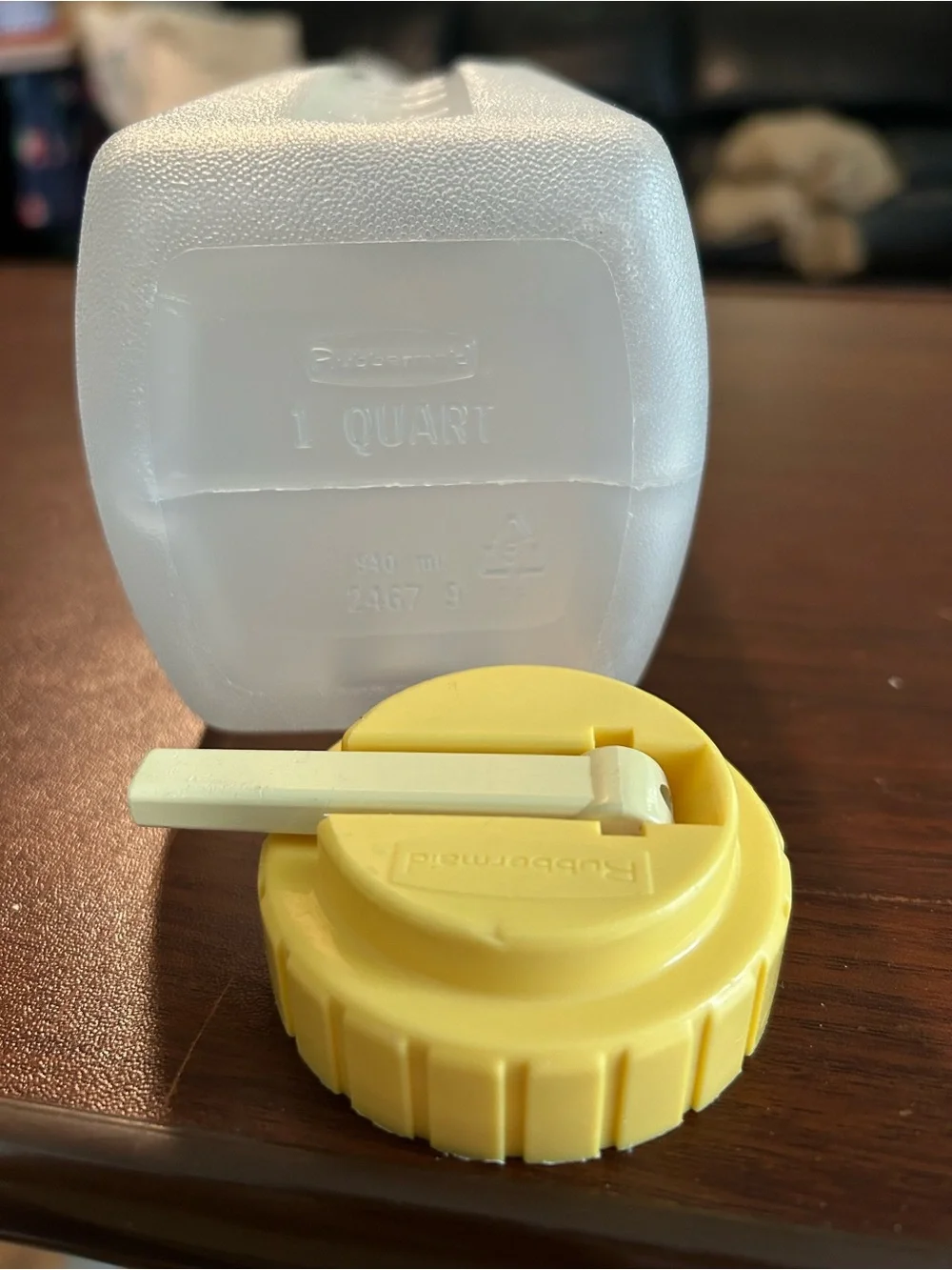 Vintage Rubbermaid 1 quart drink jug with built-in straw and a yellow lid
